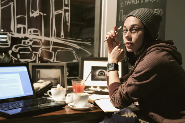 Экс-солист группы БиС стал офисным работником