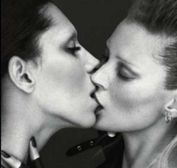 Кейт Мосс страстно целовалась с транссексуалкой