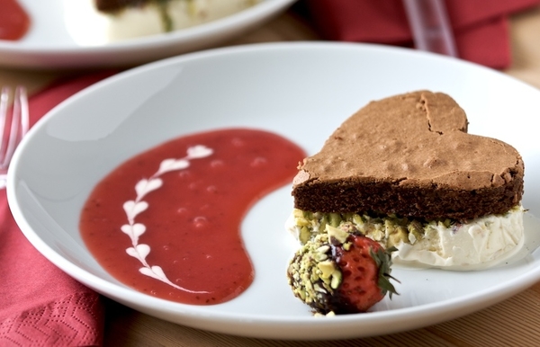 Делаем украшения из соуса: Клубничные сердечки