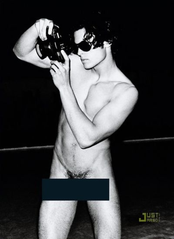 Лагерфельд раздел свою музу