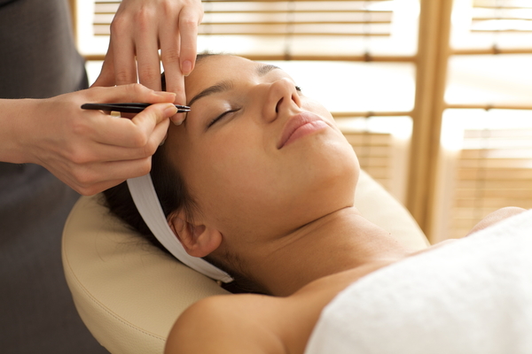 Мастер-класс косметологов Tweezerman: как нужно выщипывать брови