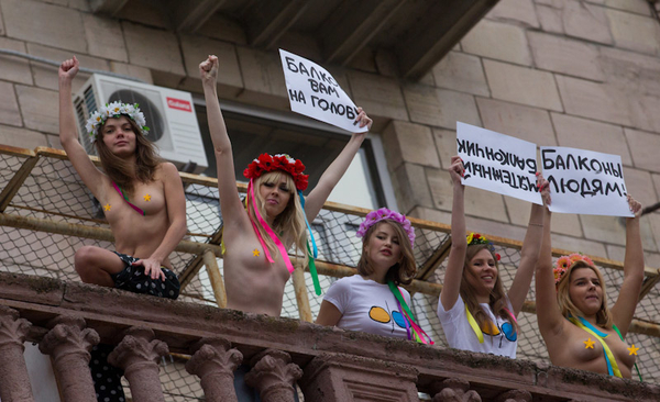 FEMEN обвинили Януковича в паранойе