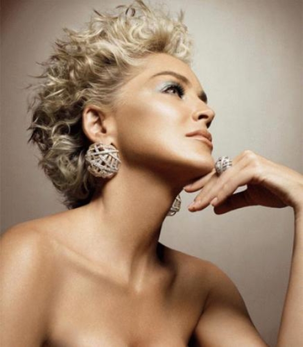 Шерон Стоун пришла в салон красоты в бюстгальтере