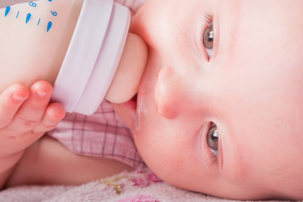 Когда давать ребенку коровье молоко