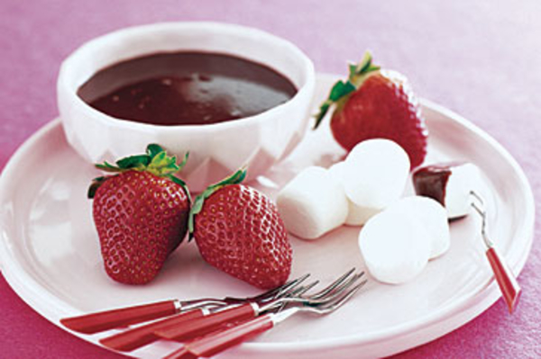 Шоколадное фондю: романтический десерт