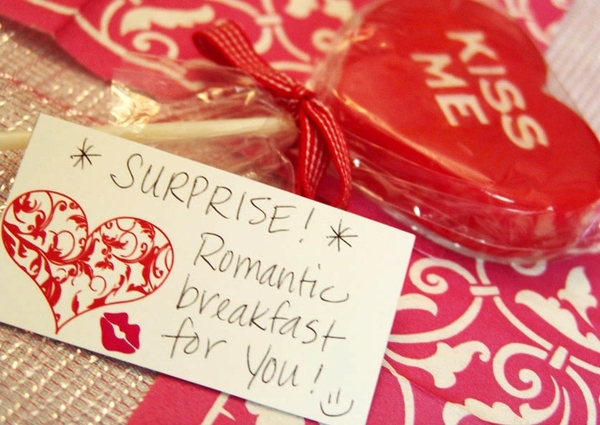 Сервировка для завтрака в День Валентина