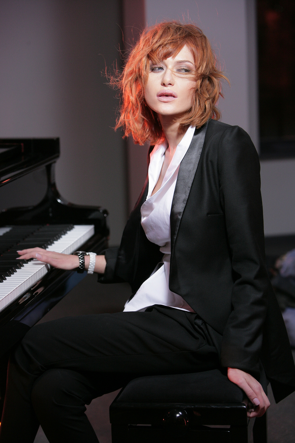 Слава из неАнгелов рисует картины грудью