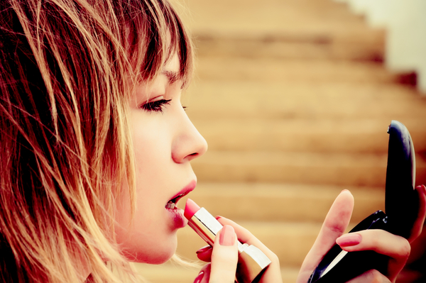 Пользоваться губной помадой вредно