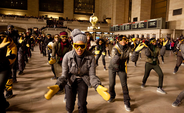 Флэшмоб: показ коллекции Moncler 2011