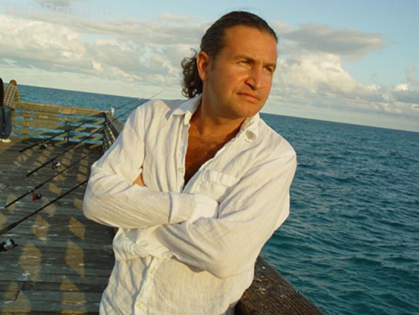 Агутин появился на публике в образе чебурашки