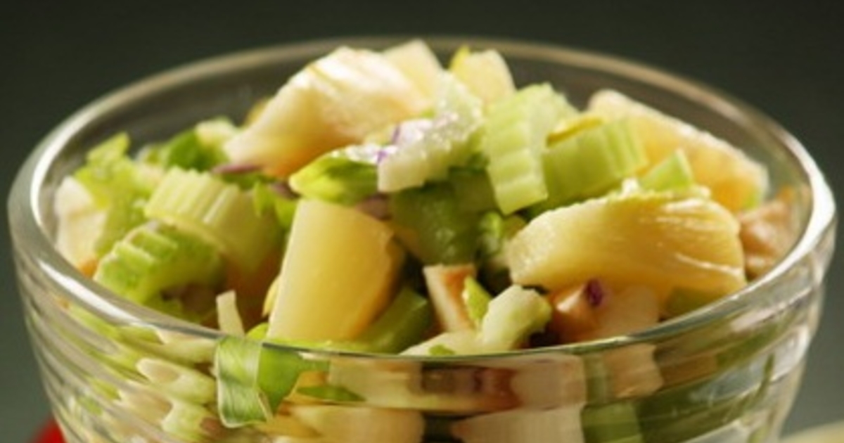 Салат морковь сельдерей яблоко. Салат с сельдереем и яблоком и курицей и орехами. Салат с сельдереем и яблоком и сыром. Салат с яблоками ананасом и сельдереем. Салат с ананасом и курицей.