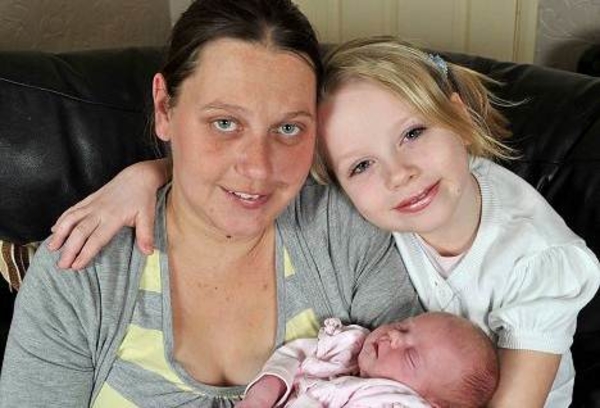 Семилетняя девочка стала акушеркой