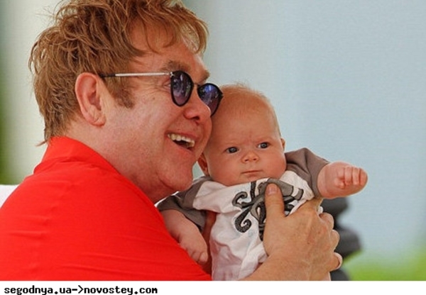 Искусство: Элтон Джон кормит малыша грудью