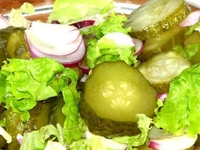 Салат из сладкого лука с огурцами