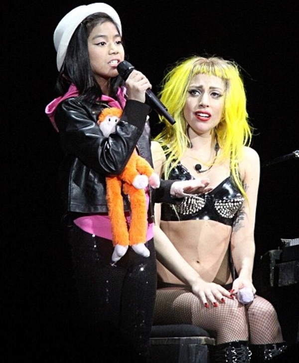 Lady GaGa спела в дуэте с юной поклонницей