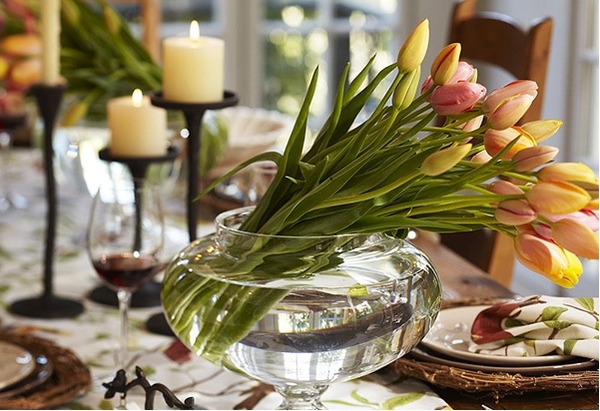 Украшаем праздничный стол цветами