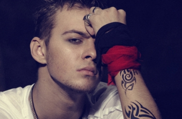 Макс Барских украсил тело татуировкой