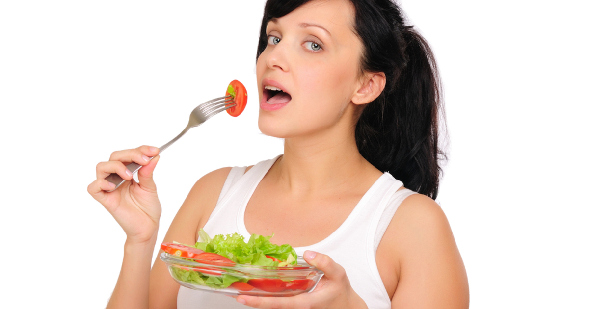 Кушают ли снять. Девушка с тортом в руках. Ест суп. Кушают ли снять. Диета.