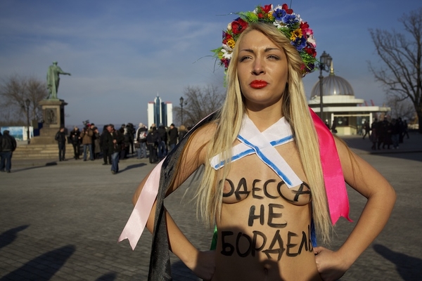 Одесская милиция попросила у FEMEN их фирменные кружки
