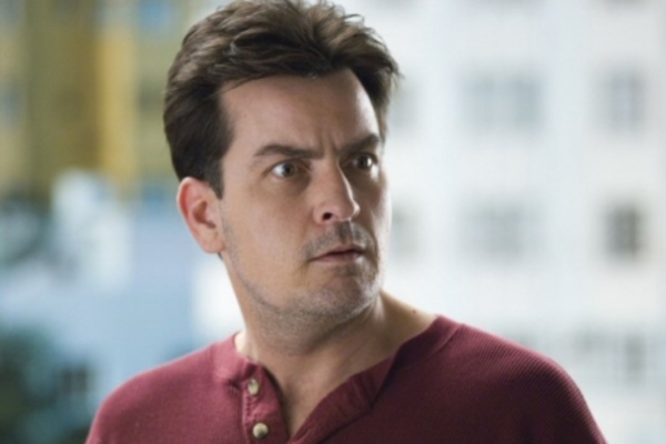 Дом Чарли Шина обыскали