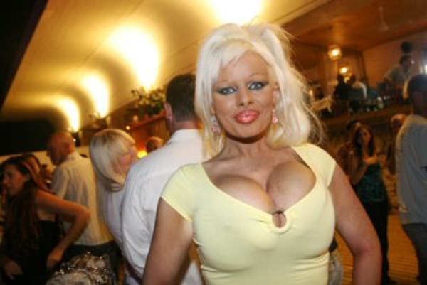 Укусив порнозвезду за грудь, змея умерла от отравления