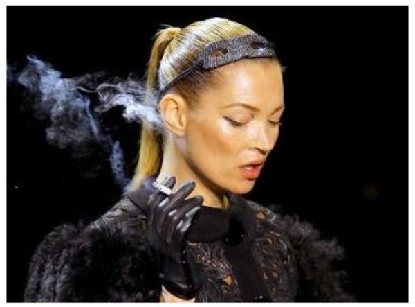 Кейт Мосс устроила никотиновое дефиле