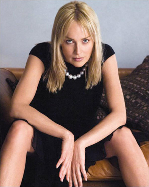 Шэрон Стоун тусовалась в клубе с голой грудью