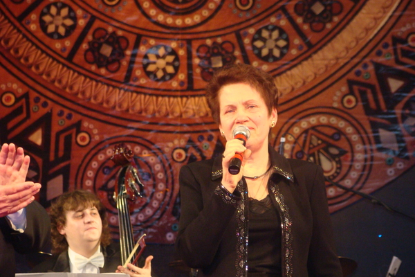 Жена Януковича решила заняться балетом