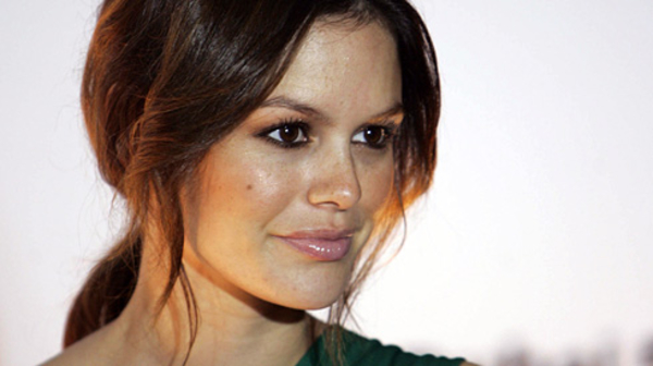 Лагерфельд снял Рэйчел Билсон в рекламе мороженого