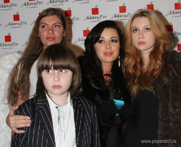 Анастасия Заворотнюк показала дочь