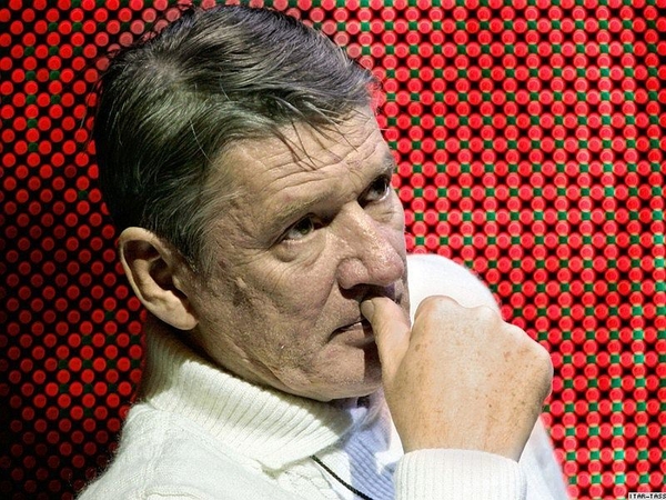 Вдова Абдулова против памятника мужу