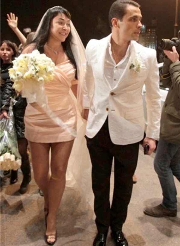 Лолита приехала отмечать свою свадьбу в белоснежном бентли