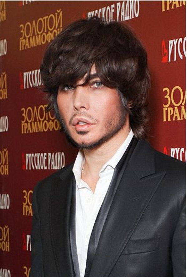 Какой цвет волос Звереву идет больше?