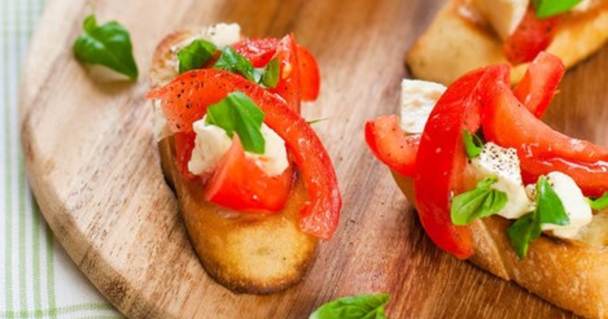 Брускетта с помидорами и моцареллой Женский журнал IVONA