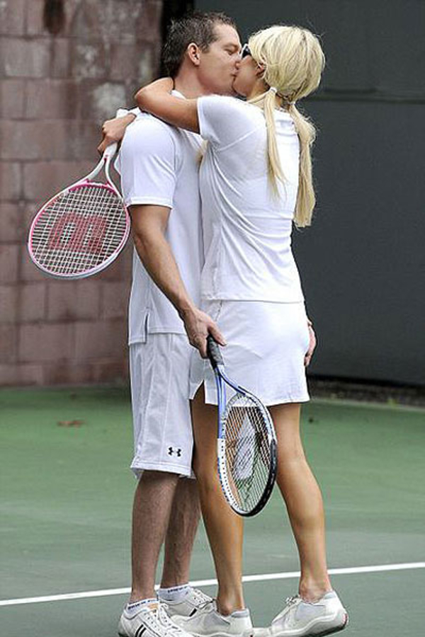 Пэрис Хилтон показала оголенный зад