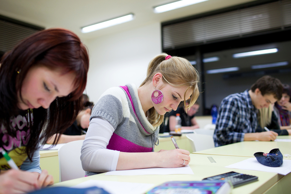 Нужно ли школьникам сексуальное образование