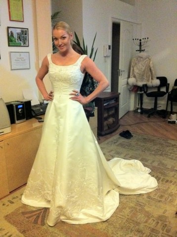 Анастасия Волочкова надела белое платье