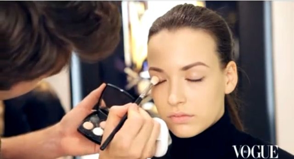 Весенний макияж от Chanel: акцент на брови и губы