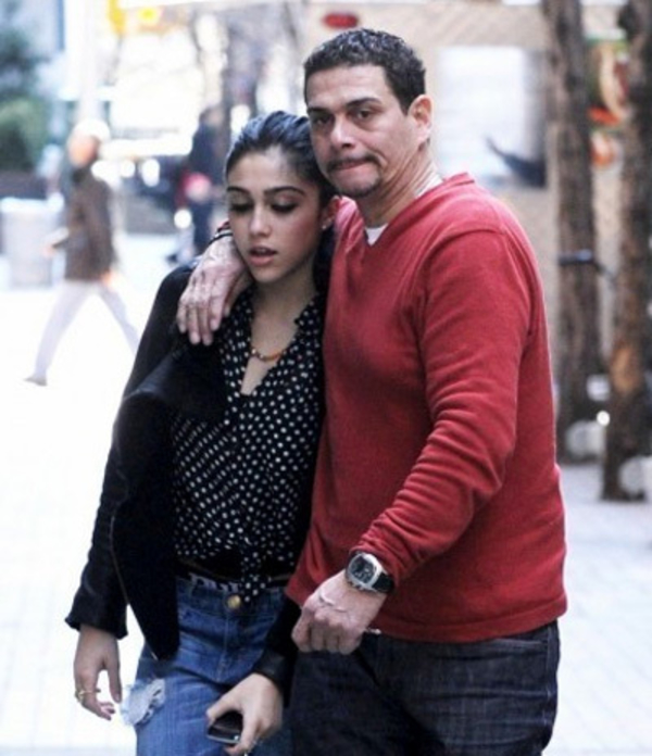 Дочь Мадонны встречается с 40-летним шофером