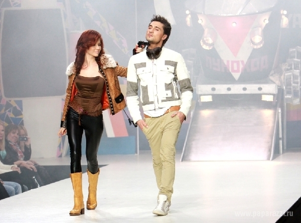 Анна Чапман уронила пистолет на показе мод