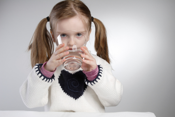 Нужно ли покупать ребенку специальную воду