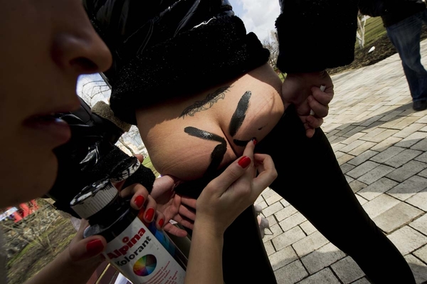 FEMEN: «Суки, не режьте по живому!»