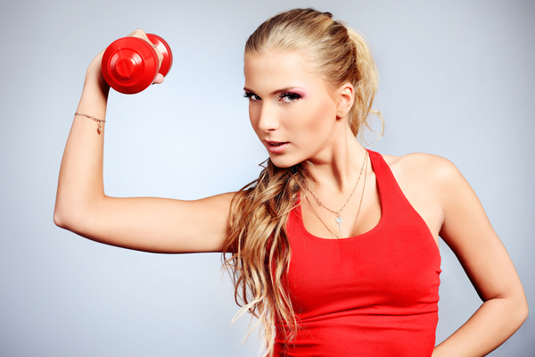 Выполняем зарядку с гантелями