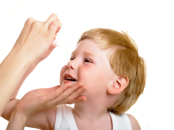 Даем ребенку лекарство: как это делать