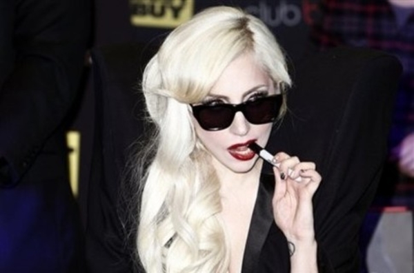 Lady Gaga упала с рояля