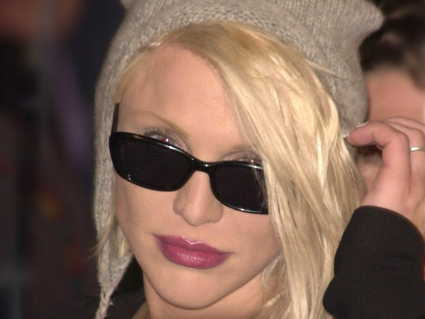 Кортни Лав распродает свой гардероб