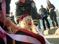 FEMEN: милиционеры вывихнули ключицу активистке