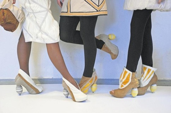 Новая мода к Пасхе: дизайнер нанизала яйца на каблуки