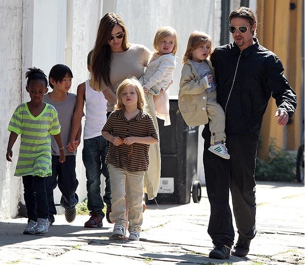 Брэд Питт и Анджелина Джоли разыскивают суперняню