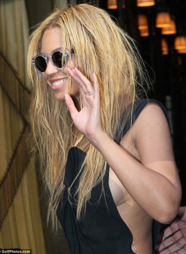 Бейонсе показала в Париже грудь